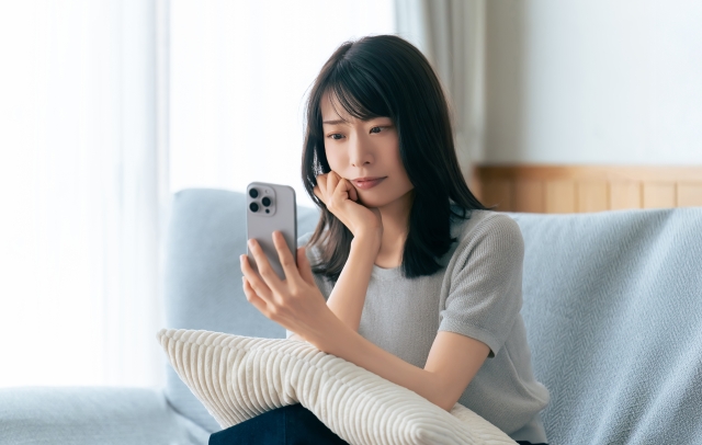 スマホを見る女性